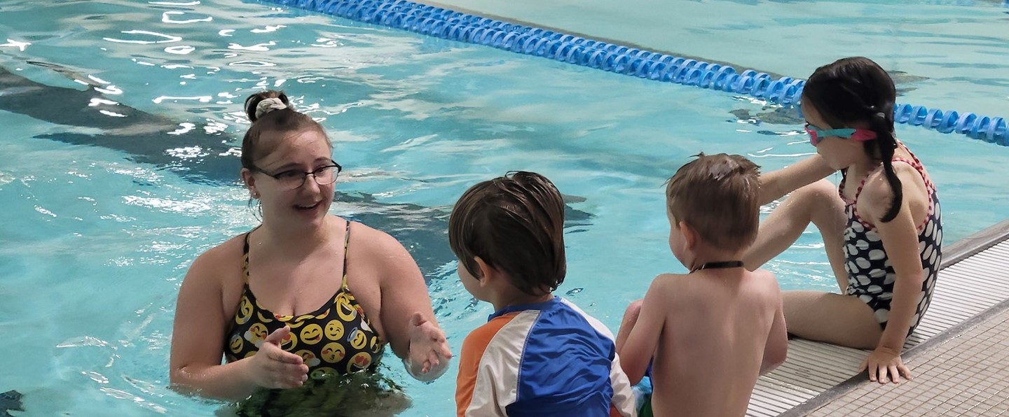 children in swim lesson