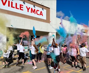 people at 5k throwing color in the air